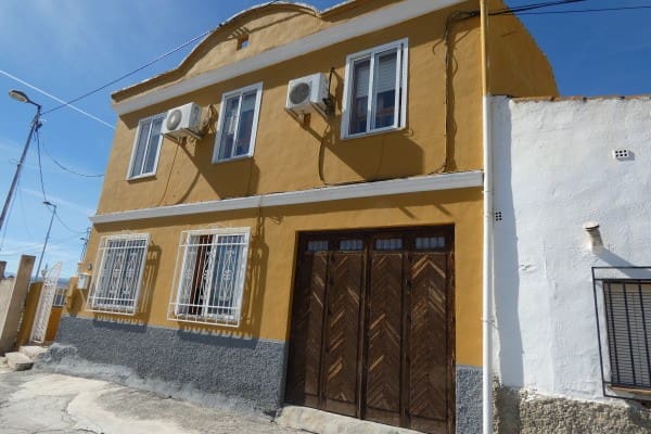 8 bedroom Townhouse for sale in Baza with pool garage - € 249,750 (Ref: 10118076)