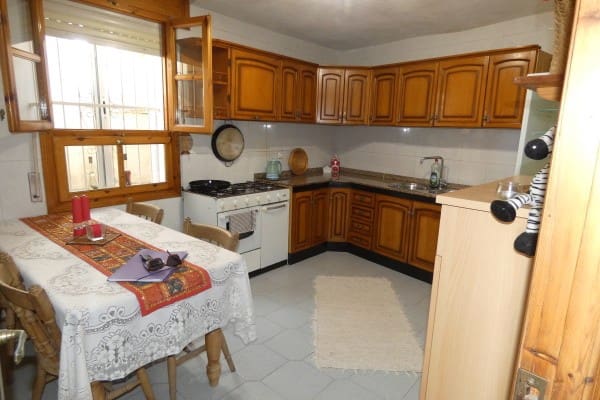 8 makuuhuone Omakotitalo myytävänä paikassa Baza mukana uima-altaan 
autotalli - 249 750 € (Ref: 10118076)