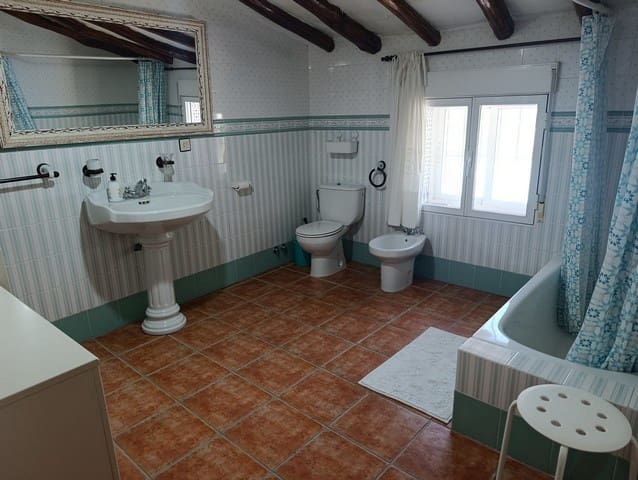 5 soveværelse Finca/Landehus til salg i Baza med swimmingpool garage - € 580.000 (Ref: 10163214)