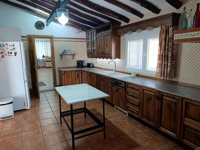 5 soveværelse Finca/Landehus til salg i Baza med swimmingpool garage - € 580.000 (Ref: 10163214)