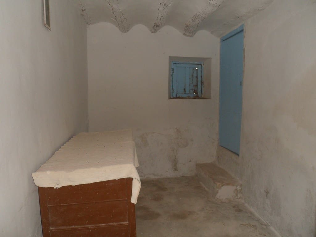 6 slaapkamer Finca/Landhuis te koop in Baza - € 55.000 (Ref: 4492036)