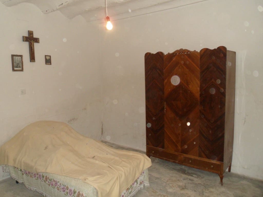 6 slaapkamer Finca/Landhuis te koop in Baza - € 55.000 (Ref: 4492036)