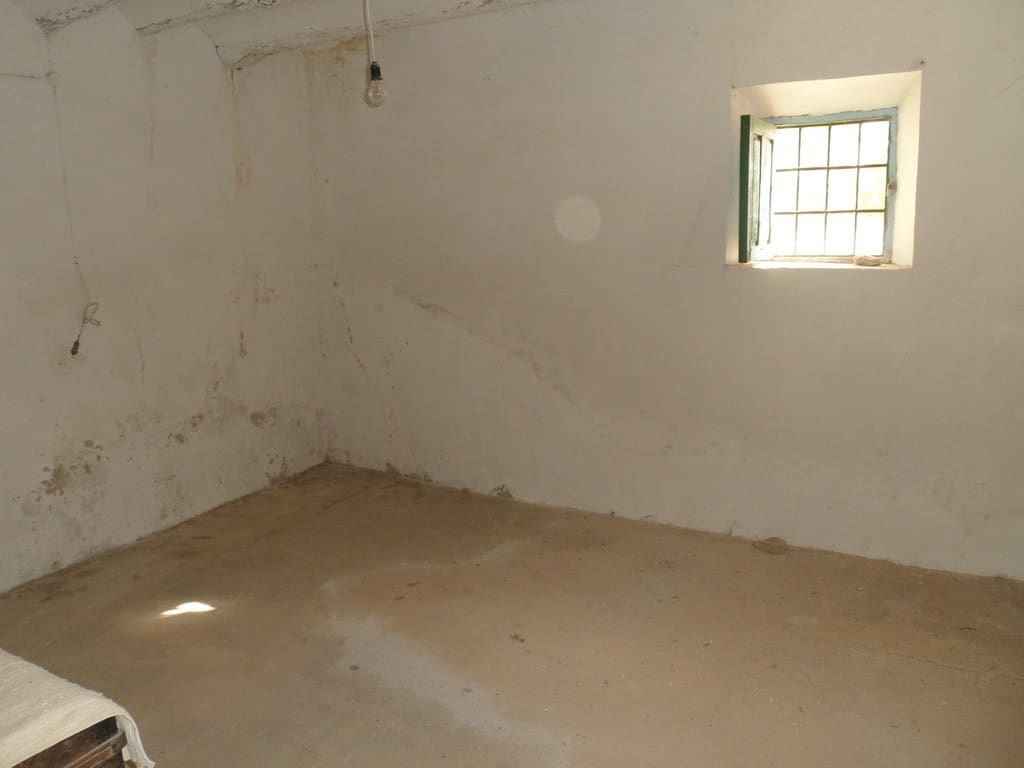 6 slaapkamer Finca/Landhuis te koop in Baza - € 55.000 (Ref: 4492036)