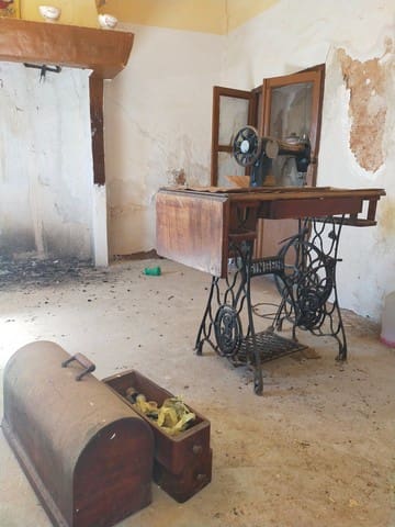 6 slaapkamer Finca/Landhuis te koop in Baza - € 55.000 (Ref: 4492036)