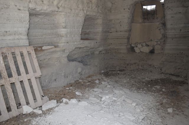 5 bedroom Cave House for sale in Baza - € 45,000 (Ref: 8369504)