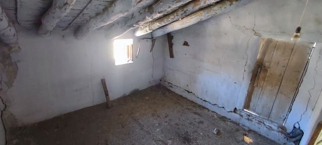 4 slaapkamer Halfvrijstaande villa te koop in Oria - € 68.000 (Ref: 8378492)