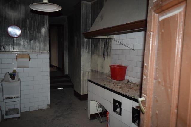 6 soveværelse Byhus til salg i Baza - € 65.000 (Ref: 8653492)