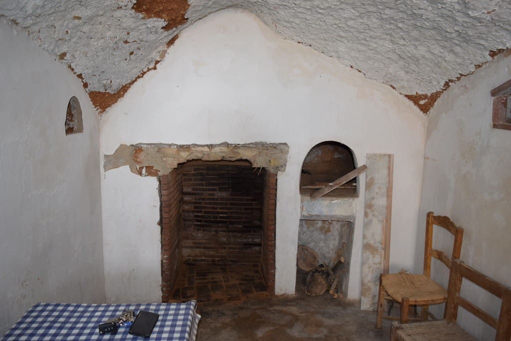 8 soveværelse Hulehus til salg i Baza - € 60.000 (Ref: 8701525)