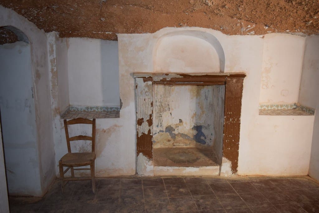 8 soveværelse Hulehus til salg i Baza - € 60.000 (Ref: 8701525)