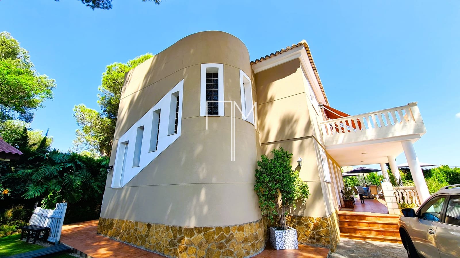 4 bedroom Villa for sale in Alberic with pool garage - € 360,000 (Ref: 9153166)