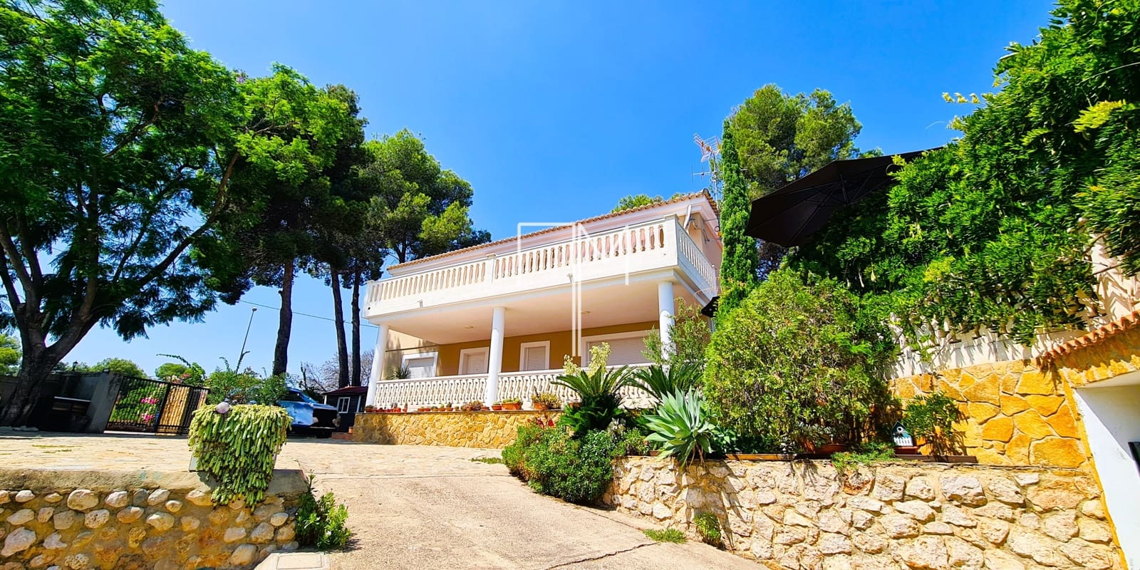 4 bedroom Villa for sale in Alberic with pool garage - € 360,000 (Ref: 9153166)