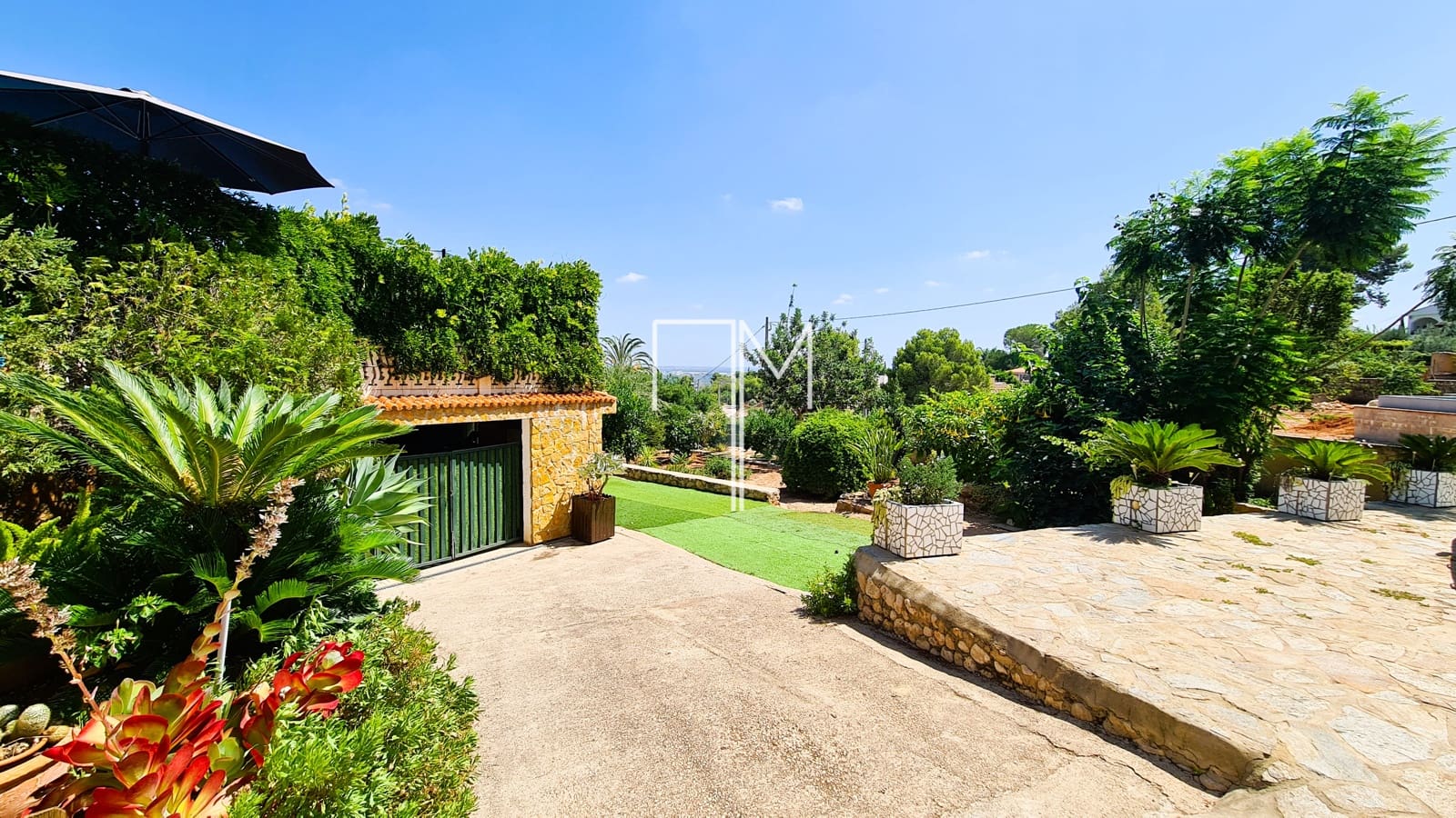 4 bedroom Villa for sale in Alberic with pool garage - € 360,000 (Ref: 9153166)