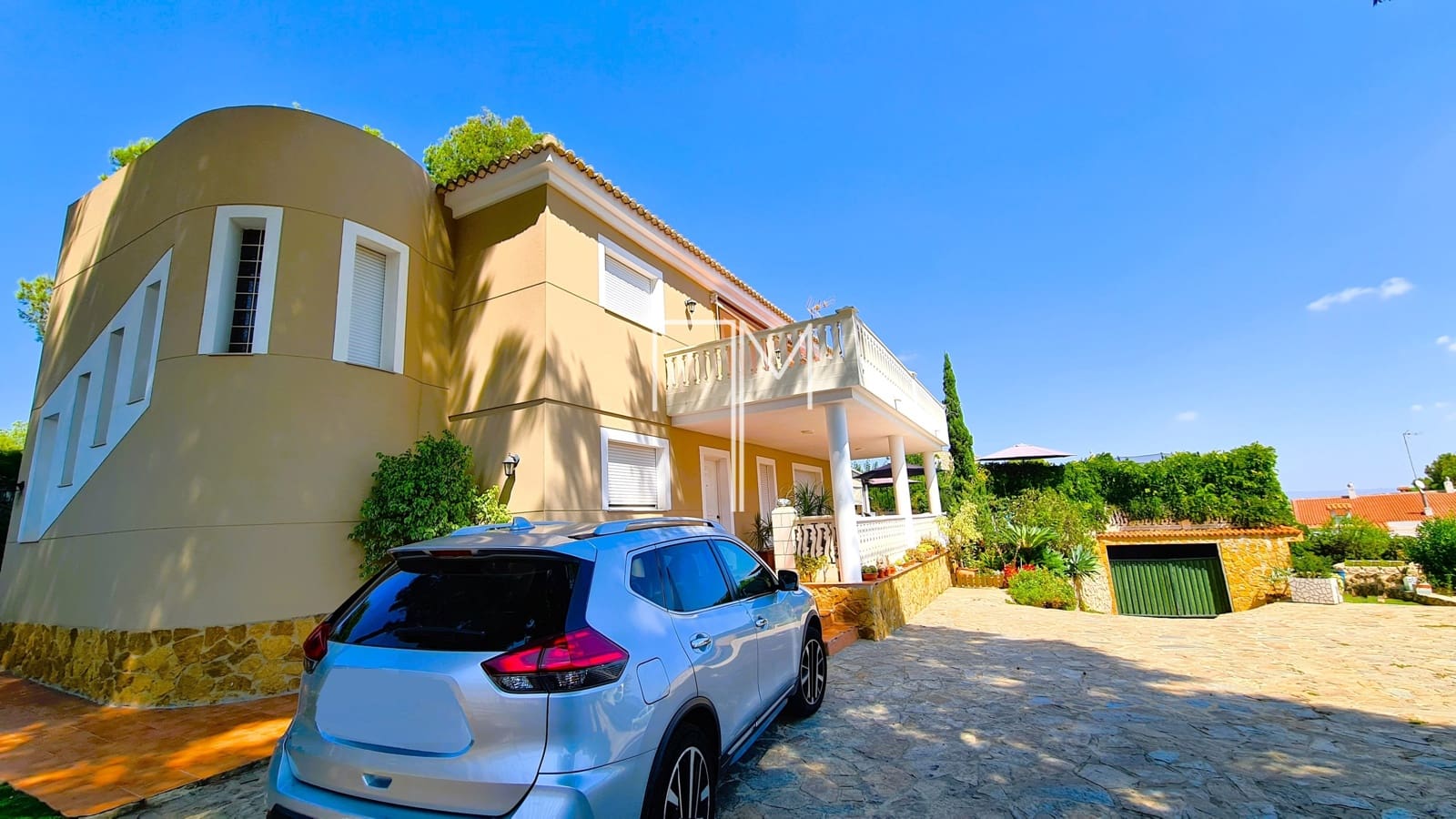 4 bedroom Villa for sale in Alberic with pool garage - € 360,000 (Ref: 9153166)