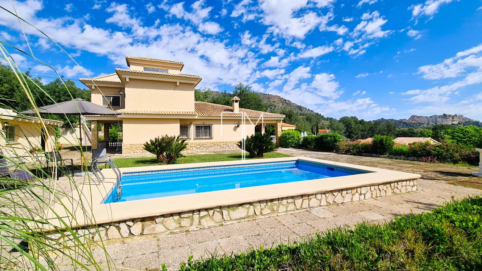 5 bedroom Villa for sale in Xativa with garage - € 435,000 (Ref: 9819641)