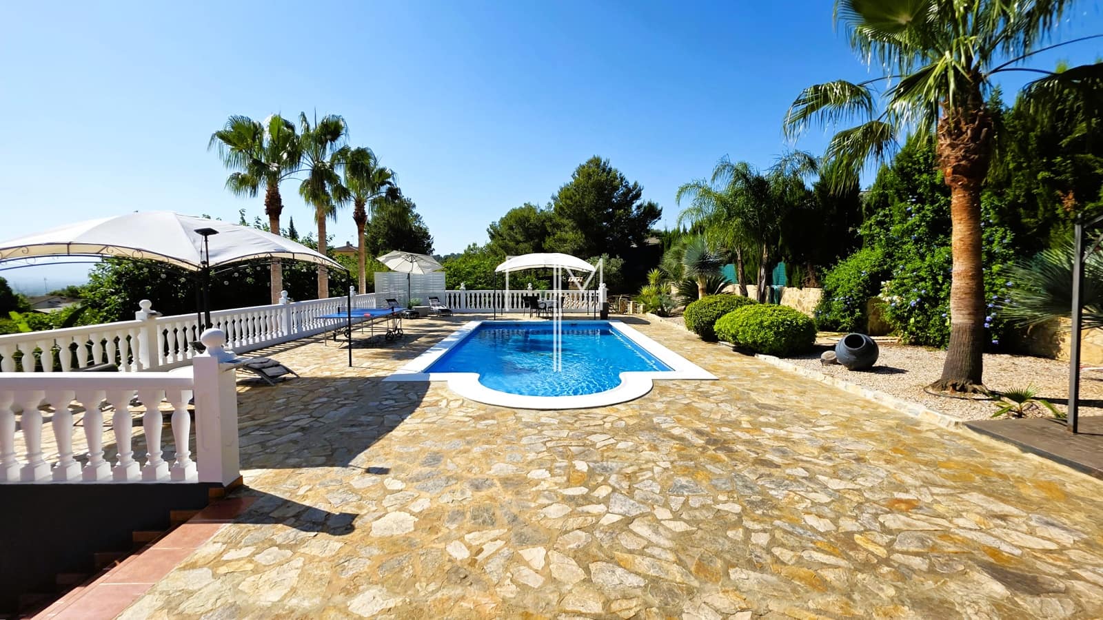 Chalet de 5 habitaciones en Alberic en venta con piscina garaje - 460.000 € (Ref: 9885207)