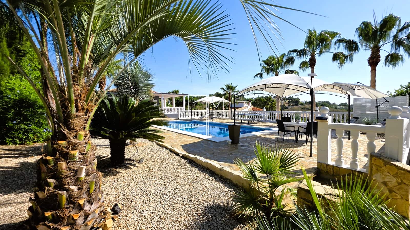 Chalet de 5 habitaciones en Alberic en venta con piscina garaje - 460.000 € (Ref: 9885207)