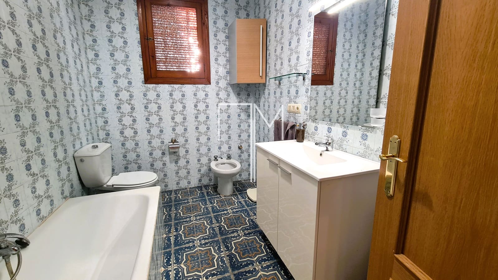 5 bedroom Villa for sale in Alberic with pool garage - € 390,000 (Ref: 9948952)