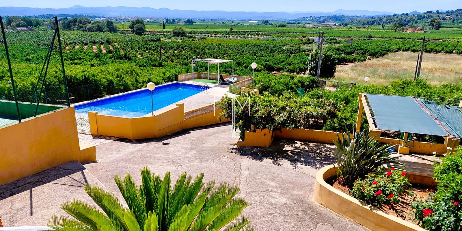 5 bedroom Villa for sale in Alberic with pool garage - € 390,000 (Ref: 9948952)
