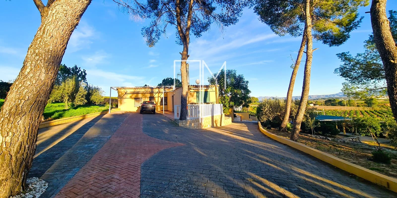 5 bedroom Villa for sale in Alberic with pool garage - € 390,000 (Ref: 9948952)