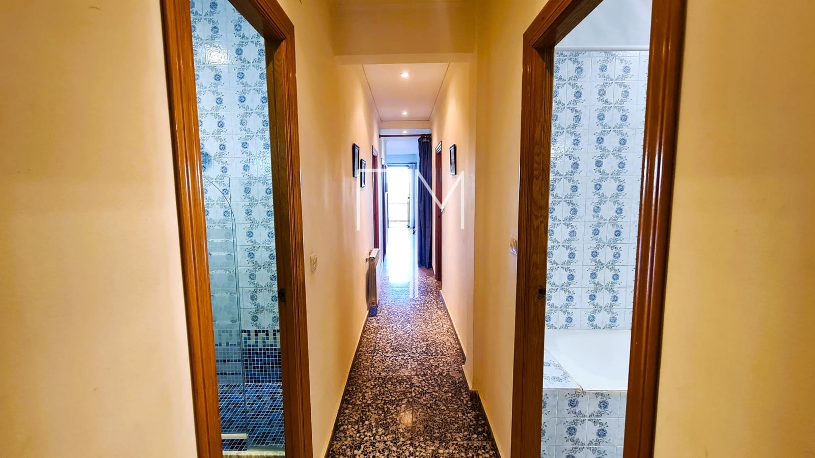 5 bedroom Villa for sale in Alberic with pool garage - € 390,000 (Ref: 9948952)