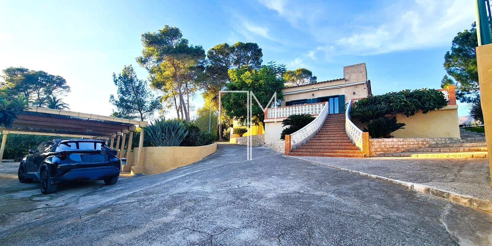 5 bedroom Villa for sale in Alberic with pool garage - € 390,000 (Ref: 9948952)