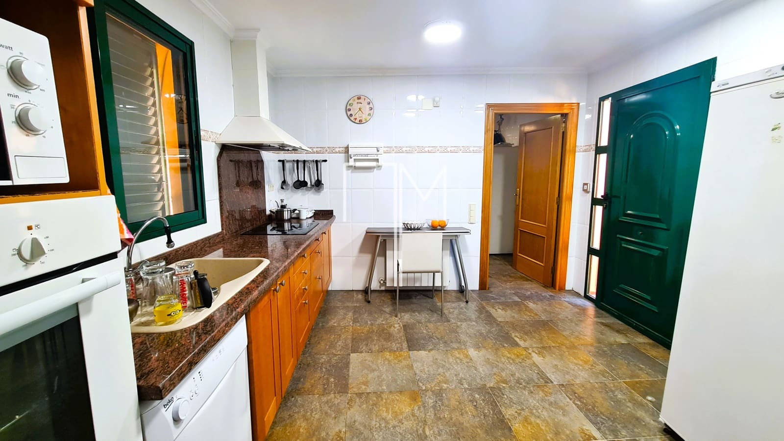 5 bedroom Villa for sale in Alberic with pool garage - € 390,000 (Ref: 9948952)