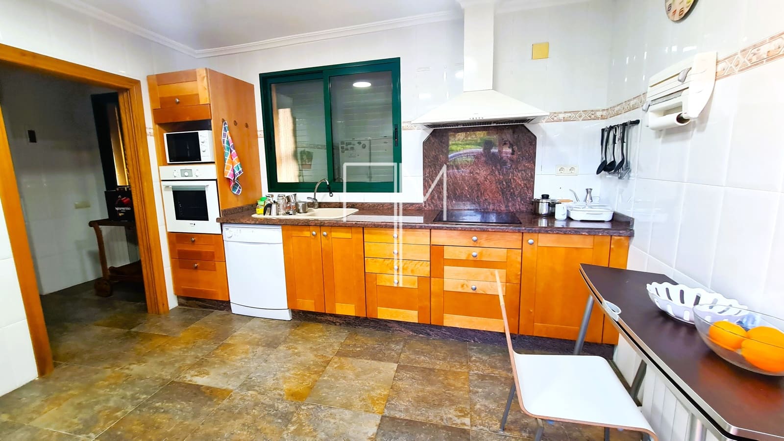 5 bedroom Villa for sale in Alberic with pool garage - € 390,000 (Ref: 9948952)