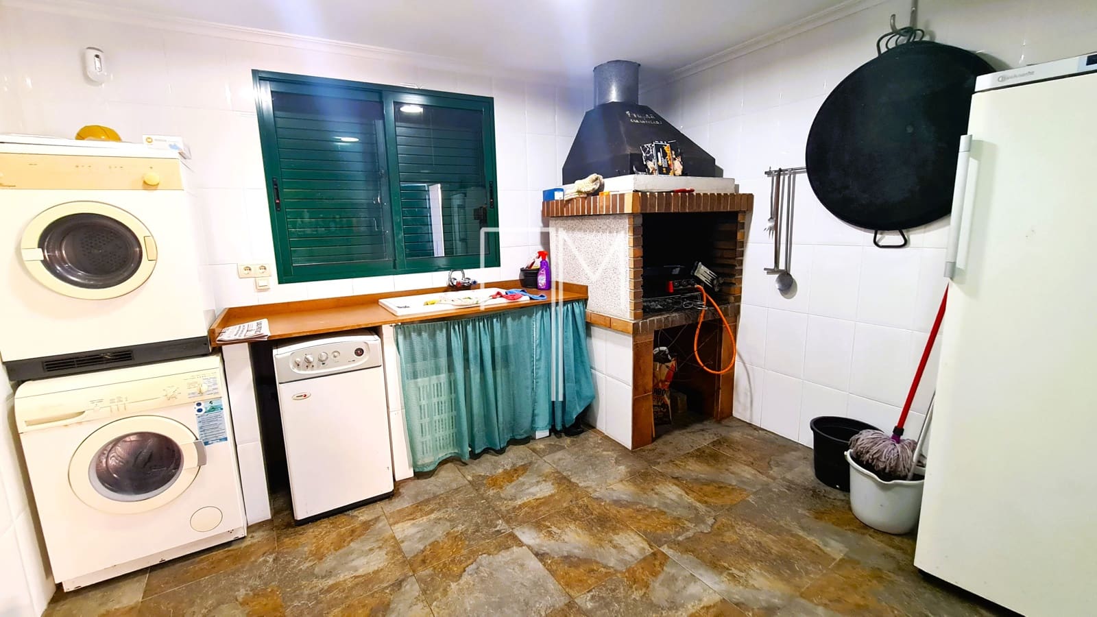 5 bedroom Villa for sale in Alberic with pool garage - € 390,000 (Ref: 9948952)