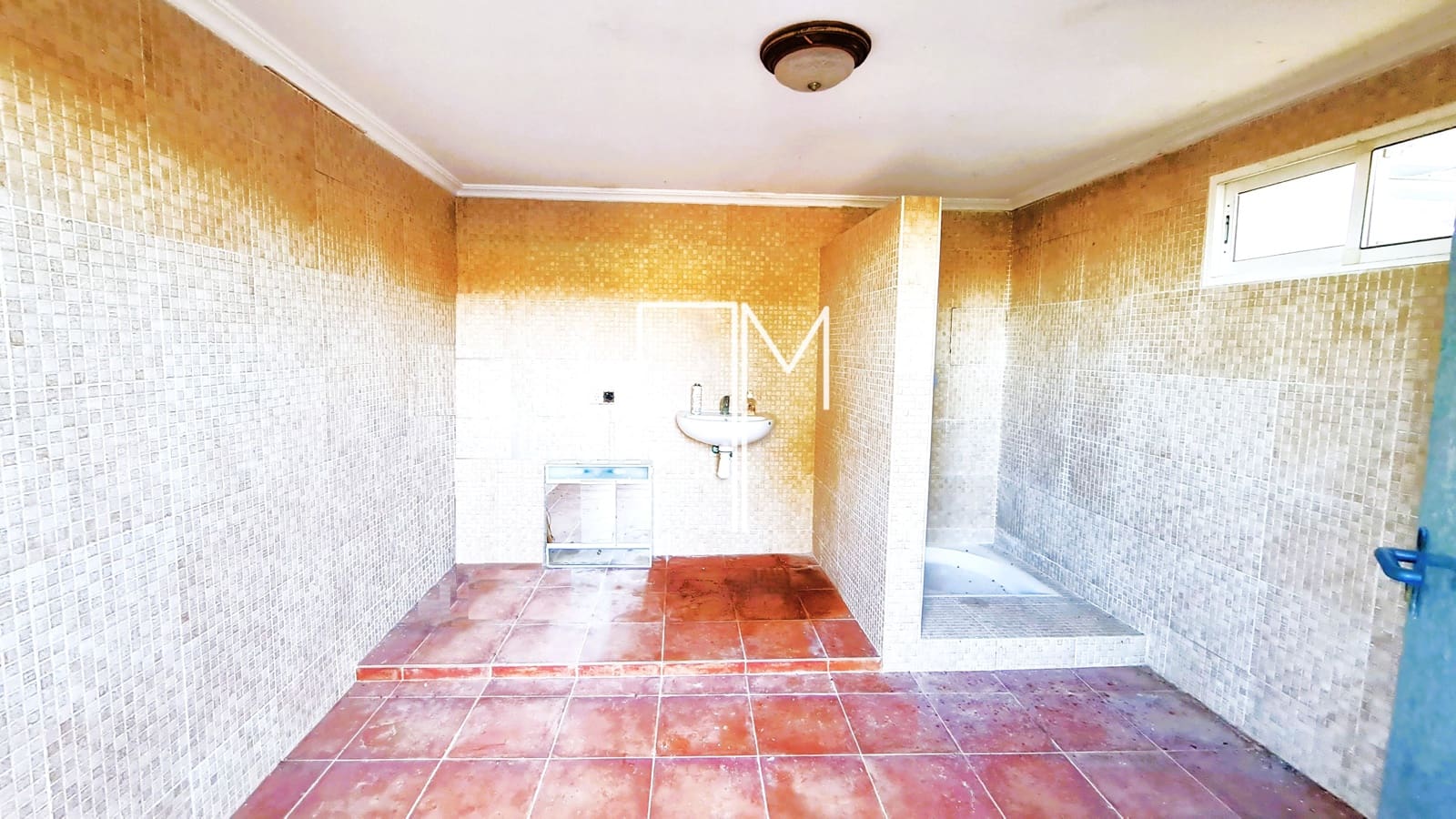 5 bedroom Villa for sale in Alberic with pool garage - € 390,000 (Ref: 9948952)