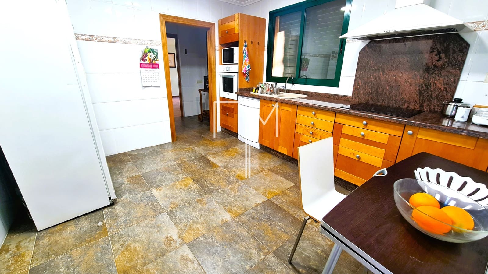 5 bedroom Villa for sale in Alberic with pool garage - € 390,000 (Ref: 9948952)