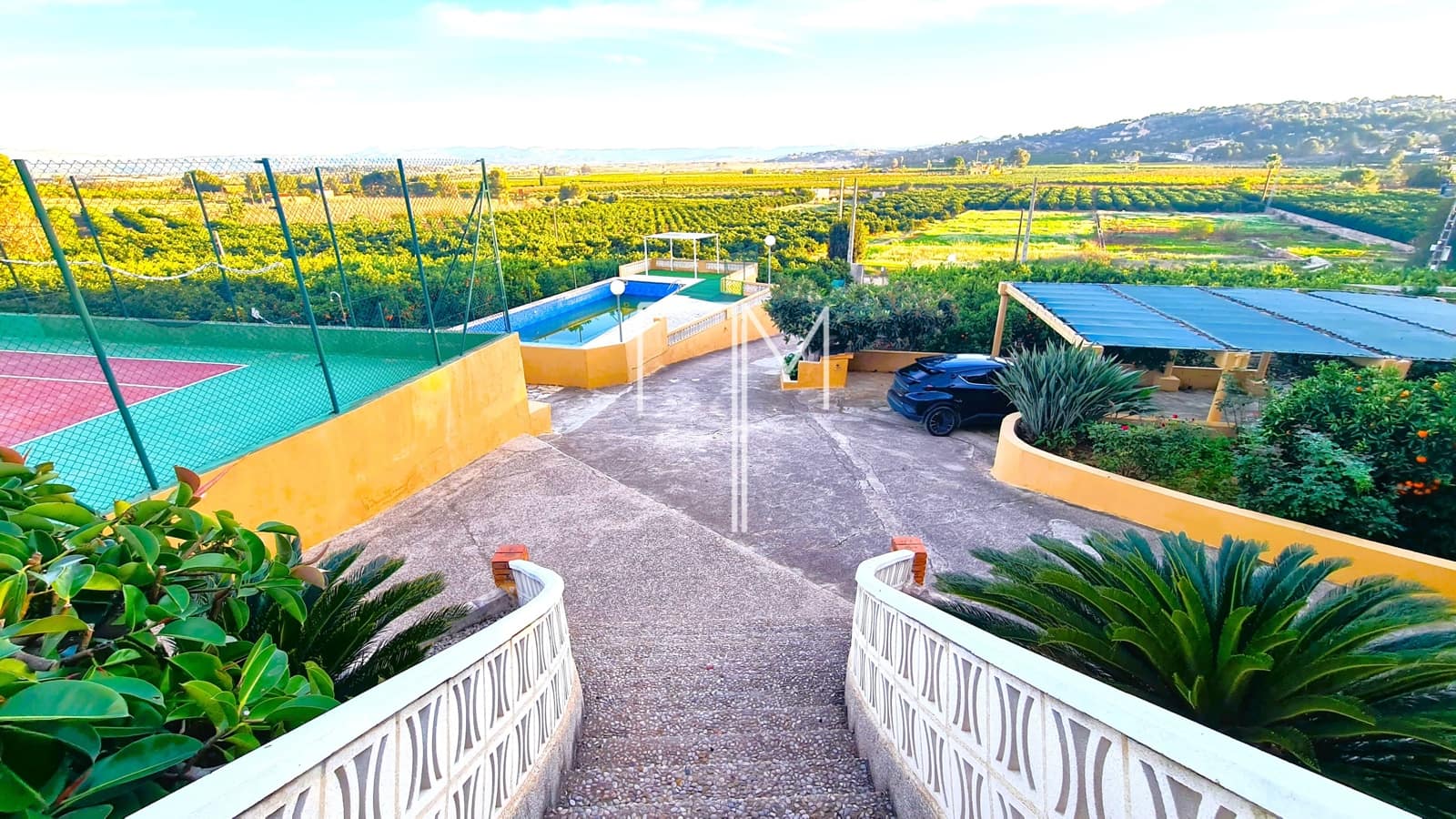 5 bedroom Villa for sale in Alberic with pool garage - € 390,000 (Ref: 9948952)