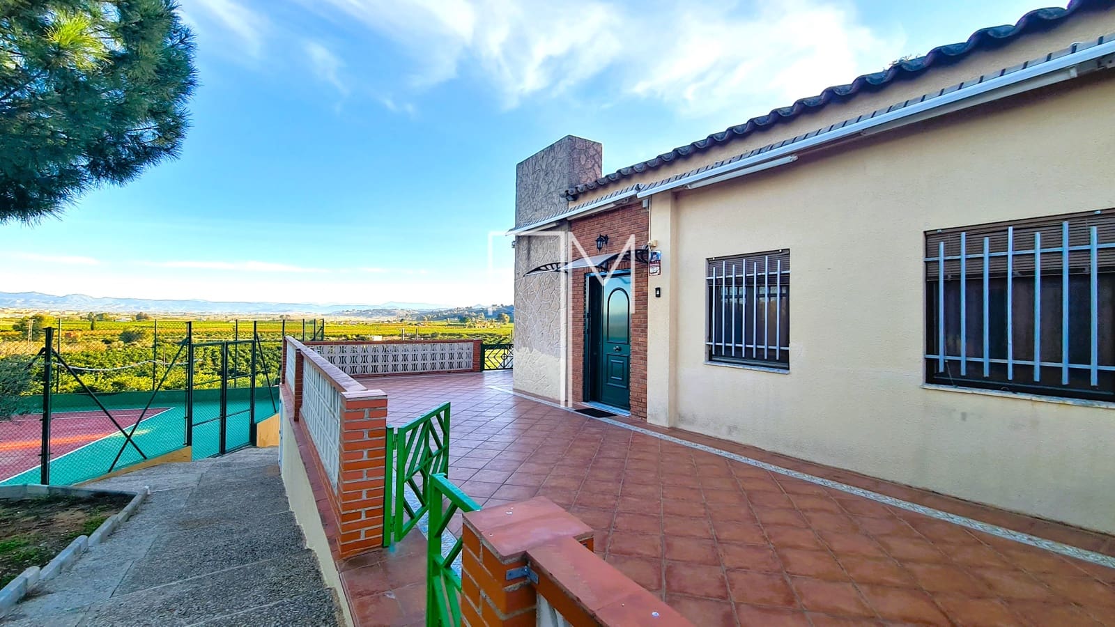 5 bedroom Villa for sale in Alberic with pool garage - € 390,000 (Ref: 9948952)