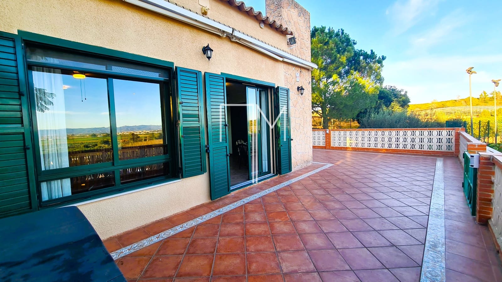 5 bedroom Villa for sale in Alberic with pool garage - € 390,000 (Ref: 9948952)