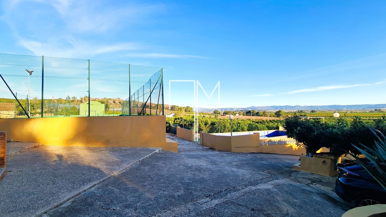 5 bedroom Villa for sale in Alberic with pool garage - € 390,000 (Ref: 9948952)