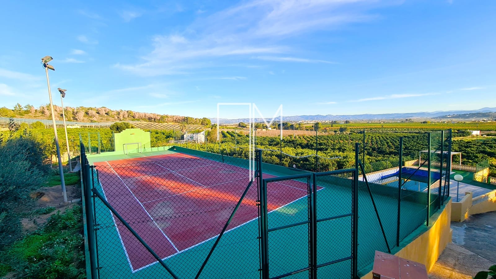 5 bedroom Villa for sale in Alberic with pool garage - € 390,000 (Ref: 9948952)