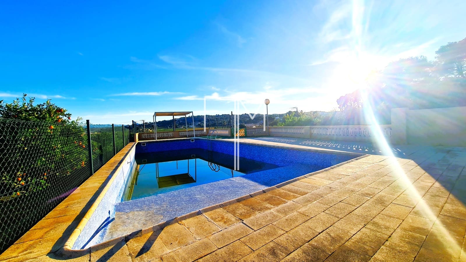 5 bedroom Villa for sale in Alberic with pool garage - € 390,000 (Ref: 9948952)