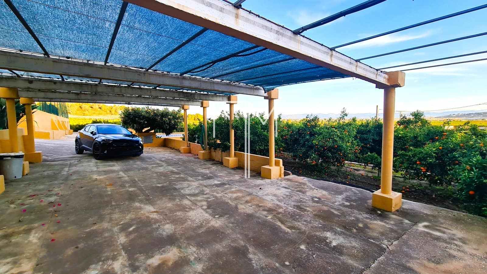 5 bedroom Villa for sale in Alberic with pool garage - € 390,000 (Ref: 9948952)