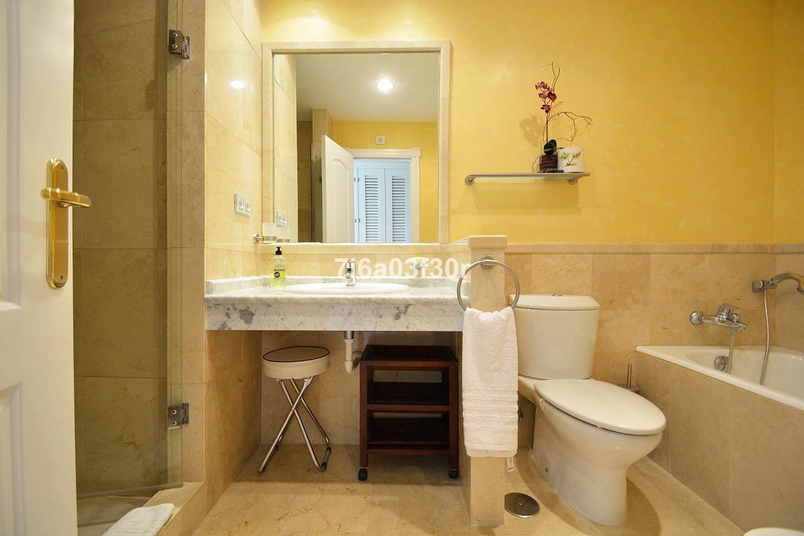 2 bedroom Apartment for rent in San Pedro de Alcantara with pool garage - € 2,100 (Ref: 10019806)