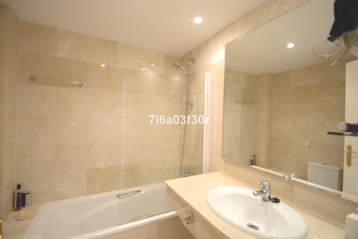 Apartamento de 2 habitaciones en San Pedro de Alcantara en alquiler vacacional con piscina garaje - 1.000 € (Ref: 10032434)