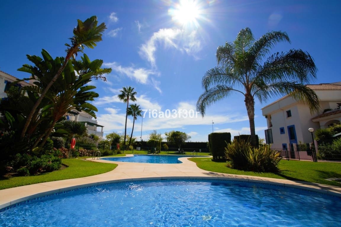 Apartamento de 2 habitaciones en San Pedro de Alcantara en alquiler vacacional con piscina garaje - 1.000 € (Ref: 10032434)