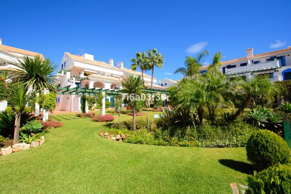 Apartamento de 2 habitaciones en San Pedro de Alcantara en alquiler vacacional con piscina garaje - 1.000 € (Ref: 10032434)