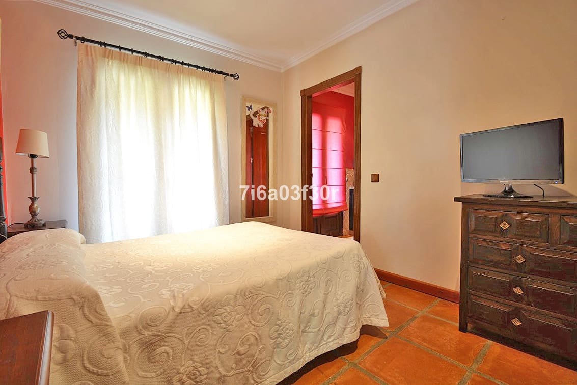 4 makuuhuone Huvila lomavuokrausta paikassa Nueva Andalucia mukana uima-altaan 
autotalli - 3 500 € (Ref: 10032435)