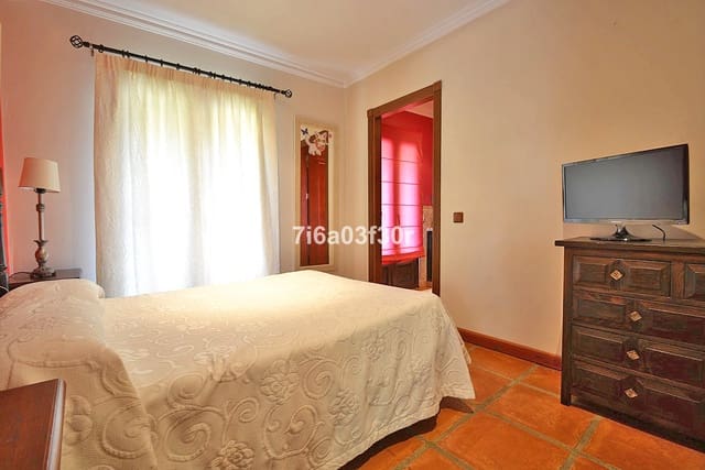 4 makuuhuone Huvila lomavuokrausta paikassa Nueva Andalucia, Marbella mukana uima-altaan 
autotalli - 3 500 € (Ref: 10032435)