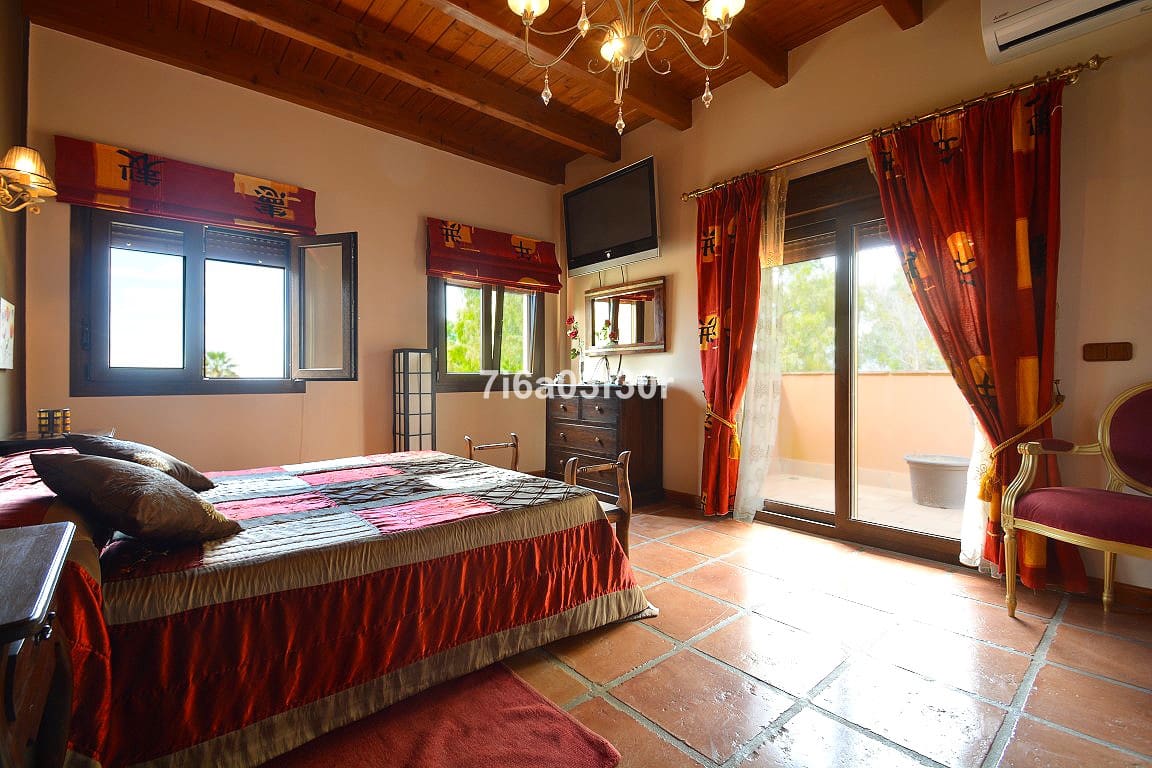 4 makuuhuone Huvila lomavuokrausta paikassa Nueva Andalucia mukana uima-altaan 
autotalli - 3 500 € (Ref: 10032435)