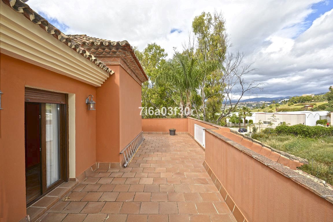 4 makuuhuone Huvila lomavuokrausta paikassa Nueva Andalucia mukana uima-altaan 
autotalli - 3 500 € (Ref: 10032435)