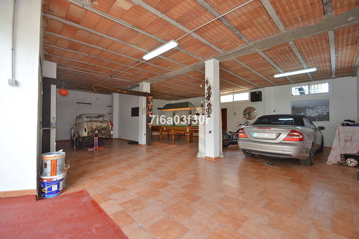 4 makuuhuone Huvila lomavuokrausta paikassa Nueva Andalucia mukana uima-altaan 
autotalli - 3 500 € (Ref: 10032435)