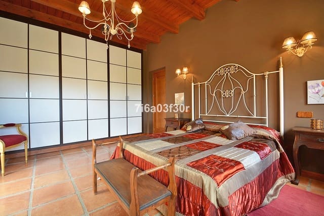4 makuuhuone Huvila lomavuokrausta paikassa Nueva Andalucia, Marbella mukana uima-altaan 
autotalli - 3 500 € (Ref: 10032435)
