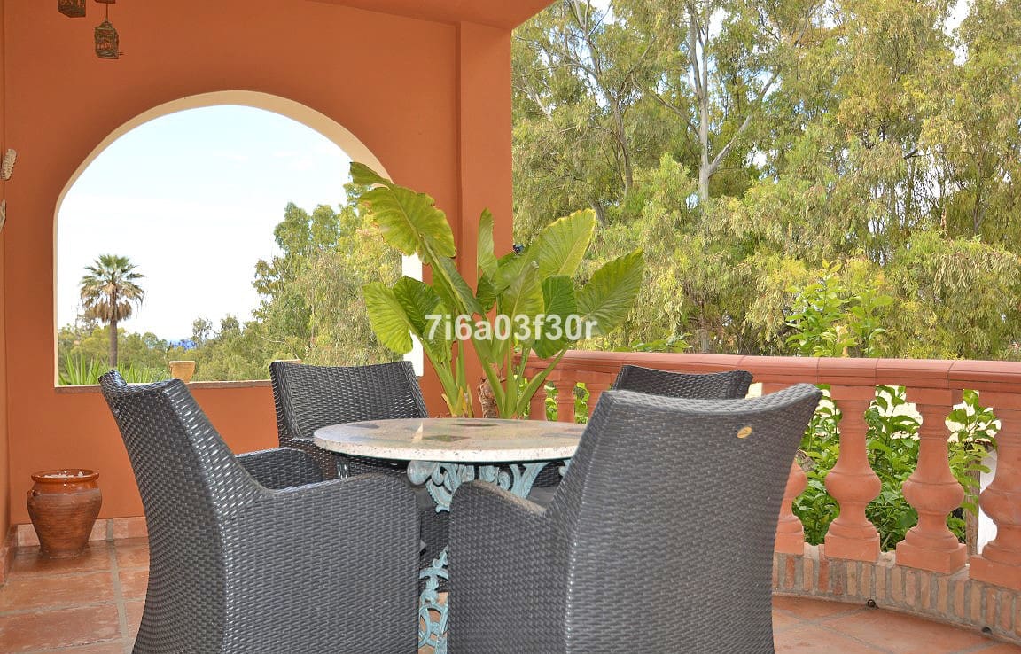 4 makuuhuone Huvila lomavuokrausta paikassa Nueva Andalucia mukana uima-altaan 
autotalli - 3 500 € (Ref: 10032435)