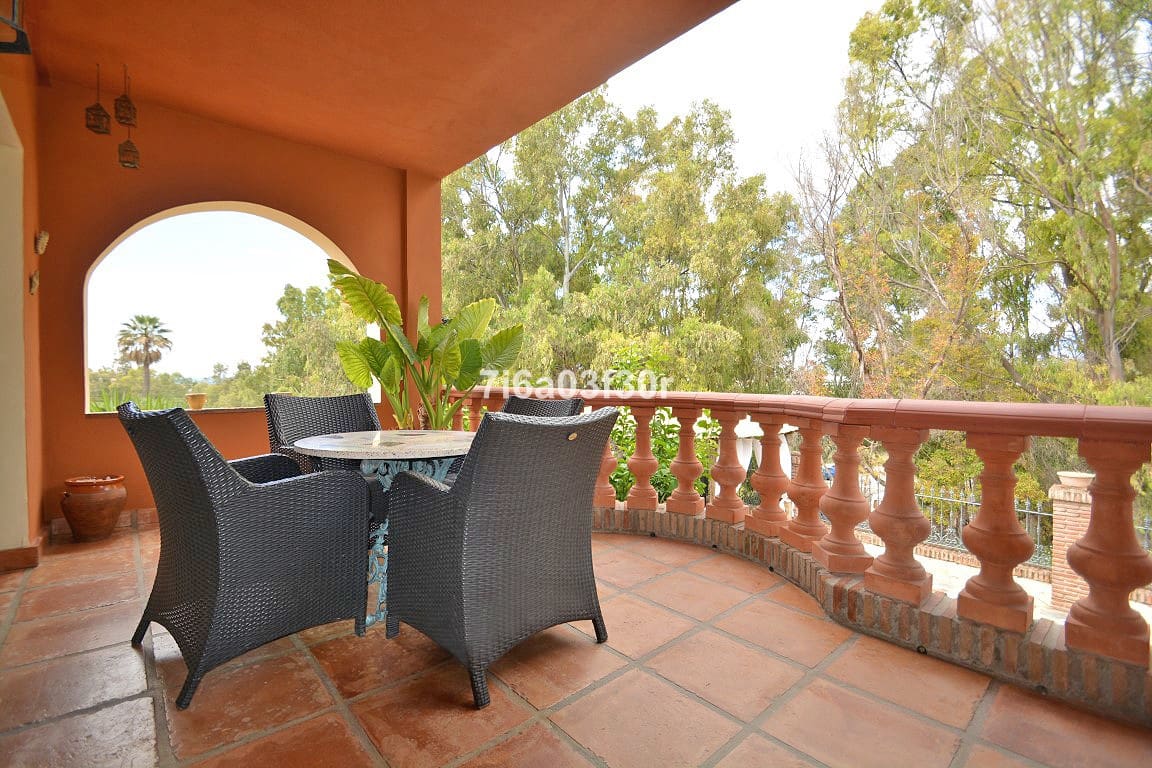 4 makuuhuone Huvila lomavuokrausta paikassa Nueva Andalucia mukana uima-altaan 
autotalli - 3 500 € (Ref: 10032435)