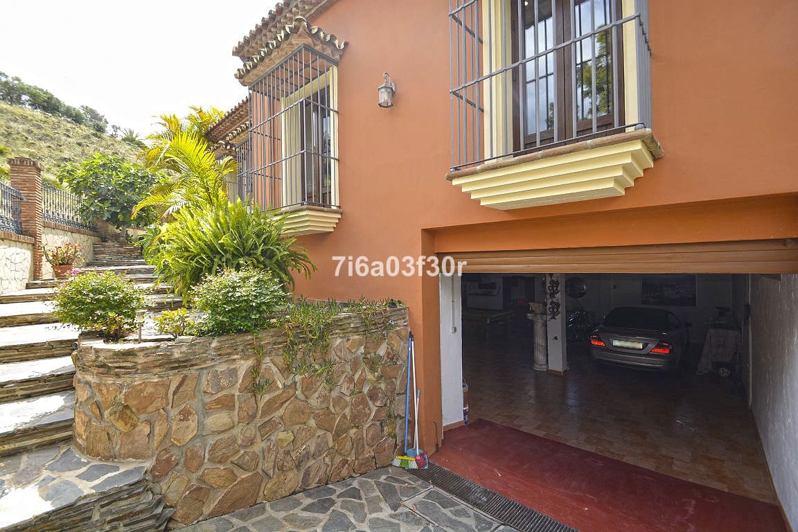 4 makuuhuone Huvila lomavuokrausta paikassa Nueva Andalucia mukana uima-altaan 
autotalli - 3 500 € (Ref: 10032435)